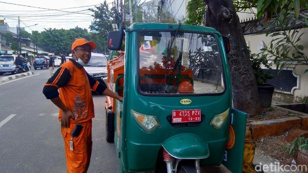  Pasukan Oranye Bersih-bersih, Kumpulkan Sampah 1 Truk Pasca Rusuh Slipi