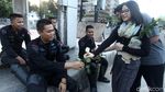 Asyik Polisi Dapat Bunga dari Mahasiswi Cantik