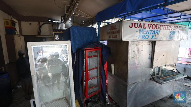 Kondisi warung Kelontong di Jalan Sabang, Jakarta,  Kamis 23/5. Bawang-barang yang dijarah seperti rokok minuman ludes habis diambil massa saat rusuh malam hingga dini hari tadi.  Selain diambil dagangannya massa juga merusak toko kelontongan seperti kulkas dan pintu-pintu warung.  Raja 50tahun mengatakan alami kerugian bisa sampai 50 juta.  
(CNBC Indonesia/Muhammad Sabki)