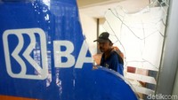 Petugas gabungan dikerahkan untuk membersihkan sisa-sisa bentrokan antara massa dan polisi dalam aksi 22 Mei lalu.