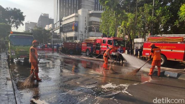Kondisi Depan Bawaslu Kondusif, Sisa Ricuh Semalam Dibersihkan