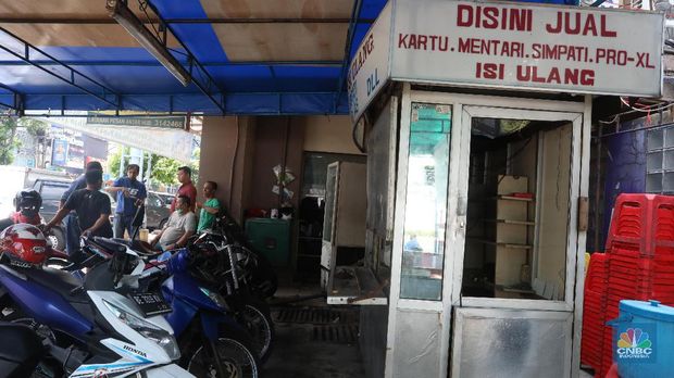 Kondisi warung Kelontong di Jalan Sabang, Jakarta,  Kamis 23/5. Bawang-barang yang dijarah seperti rokok minuman ludes habis diambil massa saat rusuh malam hingga dini hari tadi.  Selain diambil dagangannya massa juga merusak toko kelontongan seperti kulkas dan pintu-pintu warung.  Raja 50tahun mengatakan alami kerugian bisa sampai 50 juta.  
(CNBC Indonesia/Muhammad Sabki)