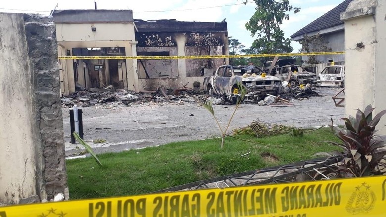 Berita Hoaks Peristiwa 22 Mei Berujung Polsek Tambelangan Sampang Dibakar Berita Hoaks Peristiwa 22 Mei Berujung Polsek Tambelangan Sampang Dibakar
