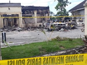 Begini Penampakan Mapolsek Tambelangan Pascadibakar Massa