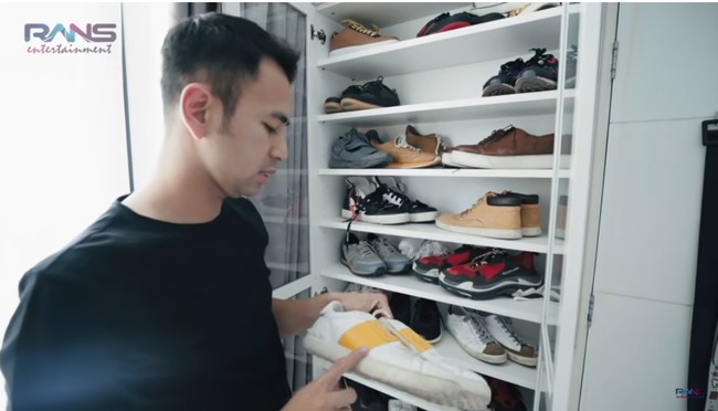Sepatu putih dengan garis kuning yang dipegang Raffi Ahmad ini datang dari brand Valentino. Sepatu tersebut harganya mencapai US$ 685 atau sekitar Rp 10 juta. Foto: Youtube Rans Entertainment