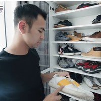 Sepatu putih dengan garis kuning yang dipegang Raffi Ahmad ini datang dari brand Valentino. Sepatu tersebut harganya mencapai US$ 685 atau sekitar Rp 10 juta. Foto: Youtube Rans Entertainment