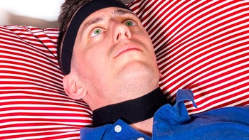 Kalau capek, tinggal berbaring saja, tak perlu cari bantal lagi. (instagram/unnecessaryinventions)