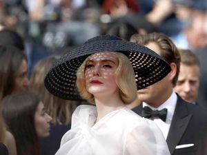 Elle Fanning Disodorkan Jadi Pemeran Catwoman