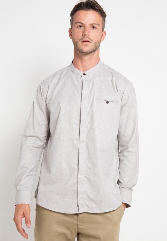 Atasan berkerah tinggi dan berlengan panjang memang paling tepat digunakan untuk beribah dan di Hari Raya. Anda pun bisa melirik pilihan dari brand Carvil. Baju koko LIKO-GRY ini punya desain minimalis dan berwarna solid sehingga cocok untuk tampilan kasual. Item ini turun dari Rp 349 ribu menjadi Rp 191 ribuan. Foto: Zalora