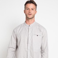 Atasan berkerah tinggi dan berlengan panjang memang paling tepat digunakan untuk beribah dan di Hari Raya. Anda pun bisa melirik pilihan dari brand Carvil. Baju koko LIKO-GRY ini punya desain minimalis dan berwarna solid sehingga cocok untuk tampilan kasual. Item ini turun dari Rp 349 ribu menjadi Rp 191 ribuan. Foto: Zalora