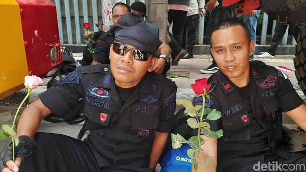 Bunga mawar untuk polisi di Bawaslu, Kamis (23/5/2019)