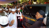 Sekitar pukul 17.00 WIB, jenazah Arifin Ilham tiba di Ponpes Az-Zikra Sentul. Jenazah nantinya akan disalatkan. (Foto: Indra Komara/detikcom)