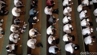 Sejumlah jemaah berkumpul di Masjid Az-Zikra untuk mendoakan kepergian Ustaz Arifin Ilham, Bogor, Kamis (23/5/2019).