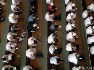 Potret Jemaah Az-Zikra Baca Alquran untuk Alm Ustaz Arifin Ilham