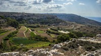  Lalu, ini tempat kelahiran ratu naga, yakni Dany atau Daenerys lahir di Lembah Mthaleb, Malta. Ia tidak hangus dan membawa tiga bayi naga saat keluar dari tumpukan kayu pemakaman Khal Drogo, dan telanjang bulat (CNN)