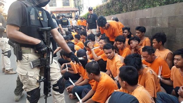 Massa telah mempersiapkan peralatan untuk menyerang polisi.