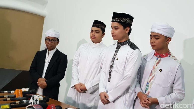 Anak Sempat Bacakan Alquran Lewat Video Call ke Ustaz Arifin Ilham Anak Sempat Bacakan Alquran Lewat Video Call ke Ustaz Arifin Ilham