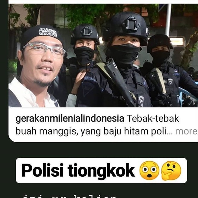Banyak hoaks saat aksi damai menolak hasil Pemilu (22/5/2019) di depan Bawaslu, Jakarta Pusat. Salah satunya beredar kabar bahwa polisi yang bertugas mengamankan jalannya demo berasal dari negara asing, China. Foto: Instagram @roccabaraya