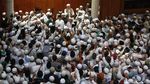 Momen Ribuan Jemaah Salatkan Jenazah Ustaz Arifin Ilham