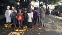 Pantauan di lokasi, para pembeli juga sudah mulai berdatangan meski tidak seramai hari-hari biasanya. Pasar Tanah Abang sendiri saat ini masih tutup.  Foto: PKL Tanah Abang. (Arief Ikhsanudin/detikcom).