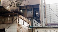 Bagian jendela ABUBA Steak juga pecah akibat lemparan batu. Hingga terpaksa restoran ini ditutup untuk perbaikan. Puti Aini Yasmin/detikcom.