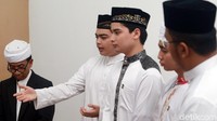 Pada mulanya, jenazah Ustaz Arifin Ilham akan diterbangkan dari Malaysia menuju Indonesia pagi ini. Namun, rencana itu batal karena adanya kendala sehingga baru bisa diterbangkan pada sore hari ini.