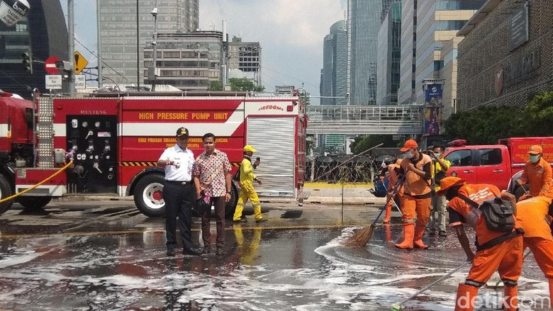 Bersama PPSU-Petugas Damkar, Anies Bersihkan Jalan di Depan Bawaslu Bersama PPSU-Petugas Damkar, Anies Bersihkan Jalan di Depan Bawaslu