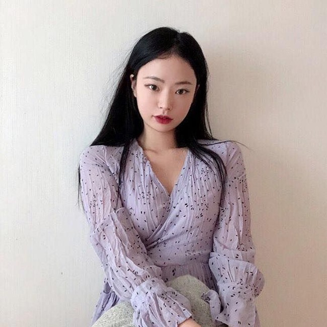 Bagaimana aku bahkan bisa membandingkan diriku sendiri dengan dewi Jennie. Tentu saja tidak. Aku lebih tua dari Jennie. Terima kasih sudah mengatakan aku terlihat seperti dia dan aku minta maaf kepada fans, ungkap Kang Lee Seul dilansir Korea Boo. Foto: Instagram