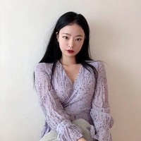 Bagaimana aku bahkan bisa membandingkan diriku sendiri dengan dewi Jennie. Tentu saja tidak. Aku lebih tua dari Jennie. Terima kasih sudah mengatakan aku terlihat seperti dia dan aku minta maaf kepada fans, ungkap Kang Lee Seul dilansir Korea Boo. Foto: Instagram