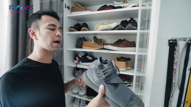 Raffi Ahmad menyebut sneakers abu-abu yang dipegangnya ini merupakan hadiah dari seseorang. Sepatu tersebut merupakan keluaran dari brand Y3 dari desainer Yohji Yamamoto. Harga sepatu Y3 Qasa Hi-top Sneakers ini mencapai US$ 395 atau sekitar Rp 5,7 juta. Foto: Youtube Rans Entertainment