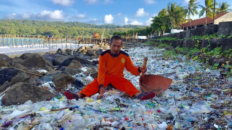 Pantai Pangandaran Masih Diserbu Sampah Plastik