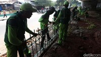 Perbaikan pagar dilakukan oleh petugas suku dinas kehutanan DKI Jakarta.