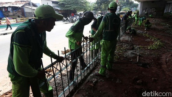 Rusak Akibat Rusuh 22 Mei, Pagar di Jalan Jatibaru Diperbaiki
