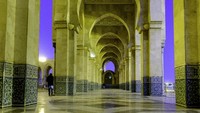 Pembangunan Masjid Hassan II ini memakan waktu mencapai 13 tahun dengan biaya pembangunan hingga 800 juta US dollar. Besarnya biaya pembangunan masjid tersebut membuat Masjid Hassan II disebut sebagai masjid termahal di dunia. Dok. Wikipedia/Hardscarf.