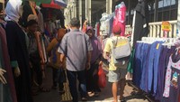 Para PKL  tidak berani membuka lapaknya kemarin sebab kerusuhan yang terjadi pada 22 Mei 2019 dini hari. Ketakutan mereka terbukti, massa ricuh masih mengincar Tanah Abang sebagai salah satu lokasi aksinya dari pagi hingga sore harinya. Foto: PKL di Tanah Abang. (Arief Ikhsanudin/detikcom).