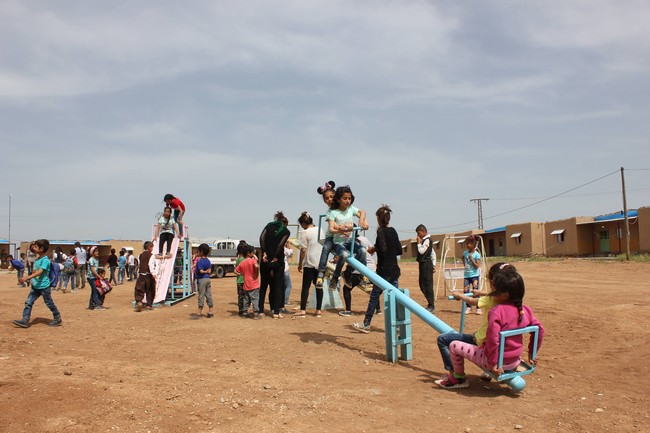 Selain menemukan tempat yang aman dan harmonis, para wanita juga merasa lebih tenang di Jinwar karena anak-anak mereka lebih terjamin. Di sana, anak-anak mendapatkan pendidikan dan bisa dengan bebas bermain dengan sesamanya. Foto: Dok. www.jinwar.org.