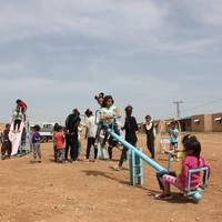 Selain menemukan tempat yang aman dan harmonis, para wanita juga merasa lebih tenang di Jinwar karena anak-anak mereka lebih terjamin. Di sana, anak-anak mendapatkan pendidikan dan bisa dengan bebas bermain dengan sesamanya. Foto: Dok. www.jinwar.org.