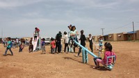 Walaupun Desa Jinwar melarang laki-laki menjadi penduduk mereka, anak-anak lelaki yang lahir dari perempuan Jinwar atau anak yang ikut ibunya selama mencari perlindungan dari perang dibolehkan untuk tinggal di desa tersebut. Dok. www.jinwar.org.
