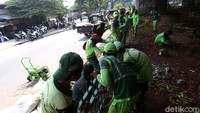 Usai kerusahan semalem, sejumlah kerusakan yang terjadi mulai diperbaiki.