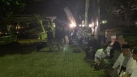 Tampak beberapa orang sudah memadari rumah duka siap menyambut kedatangan jenazah. Foto: Alvin