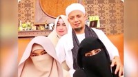 Saat meninggal dunia, Ustaz Arifin Ilham didampingi ketiga istrinya yang setia sejak awal menjaga dan merawat Arifin Ilham. Foto: Dok. Instagram/yuni_syahla_aceh