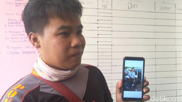 Muhidin menunjukkan foto adiknya yang hilang kontak, Dian Masyhur