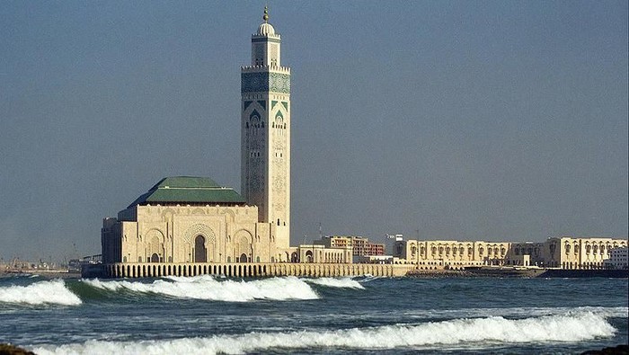 Masjid Hassan II berdiri megah dan mempesona di kawasan Casablanca Maroko. Tak heran, masjid ini disebut sebagai salah satu masjid terindah di dunia. Mau lihat?