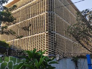 Sisa-sisa Kebakaran di Gedung Bawaslu: Tembok Gosong dan Kaca Pecah