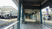 Halte yang biasanya ramai pengguna TransJakarta itu tampak sepi.