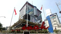 Bergeser mendekat ke jalan MH Thamrin, korban bisu lainnya adalah pusat perbelanjaan Sarinah. Rifkianto Nugroho/detikcom.