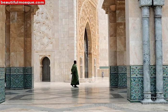 Masjid Hassan II berdiri megah dan mempesona di kawasan Casablanca Maroko. Tak heran, masjid ini disebut sebagai salah satu masjid terindah di dunia. Mau lihat?
