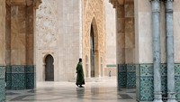 Bentuk bangunan yang megah dan lokasi berdirinya yang unik karena menjorok ke Samudera Atlantik membuat Masjid Hassan II banyak dikunjungi oleh wisatawan. Dok. www.beautifulmosque.com.