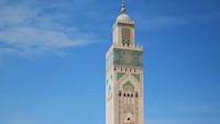 Namun, ada yang harus dicatat saat akan mengunjungi masjid ini. Masjid Hassan II hanya dibuka untuk umum pada waktu salat, atau tepatnya 30 menit sebelum waktu salat dan 30 menit setelahnya. Jika datang tidak sesuai jadwal maka pengunjung hanya dapat menikmati keindahan bangunan Masjid Hassan II dari kompleks bagian luar. Dok. Wikipedia/Fraguando.