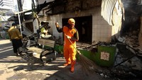 Pos polisi yang berada di perempatan Jalan Haji Agus Salim kawasan Sabang, Jakarta Pusat, dibakar. Pembakaran pos polisi baru diketahui saat polisi memukul mundur massa aksi 22 Mei yang terkonsentrasi di Jalan KH Wahid Hasyim.